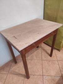 Tavolo con copertura in marmo