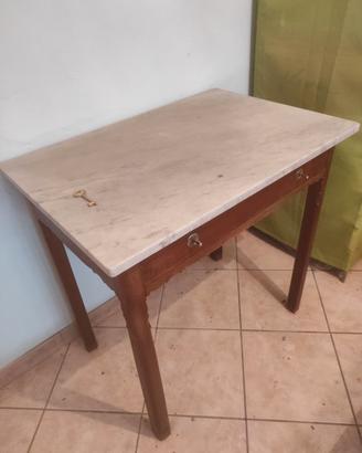 Tavolo con copertura in marmo
