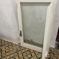 Finestra con scudo legno e vetro