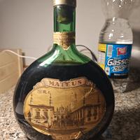 Titolo
Bottiglia vintage sigillata di Mateus Rosé 