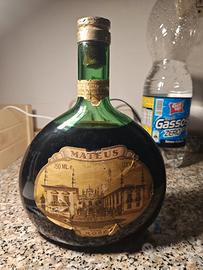 Titolo
Bottiglia vintage sigillata di Mateus Rosé 