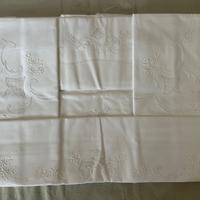 Lenzuola e copri cuscini ricamati a mano