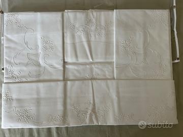 Lenzuola e copri cuscini ricamati a mano