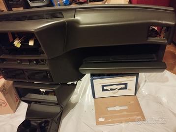 Alfa Romeo 75 Cruscotto e tunnel centrale