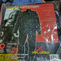 Tute antipioggia e guanti da motociclista nuovi