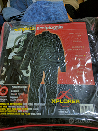 Tute antipioggia e guanti da motociclista nuovi