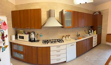 Cucina di 4,5 metri con elettrodomestici