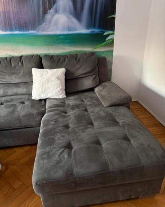 Divano grigio scuro