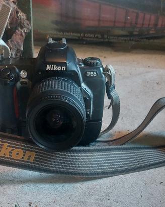 Fotocamera Nikon f65 con obbiettivo nikkor 