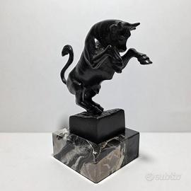 Scultura bronzo toro in piedi rampante base marmo