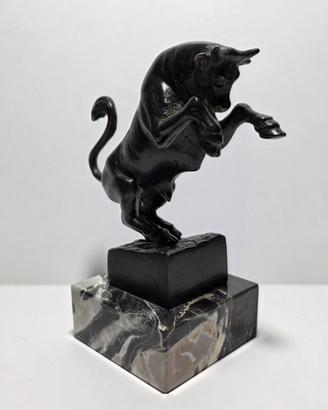 Scultura bronzo toro in piedi rampante base marmo
