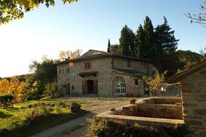 Colonica isolata nel verde Mugello
