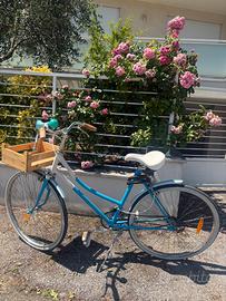 Bicicletta da città vintage con cestino in legno
