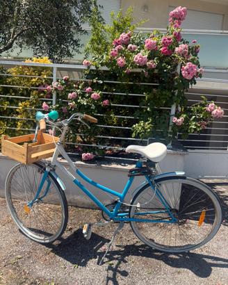 Bicicletta da città vintage con cestino in legno