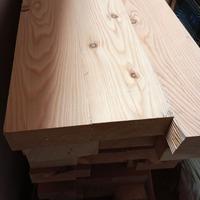 Scala con scalini in  legno grezzi