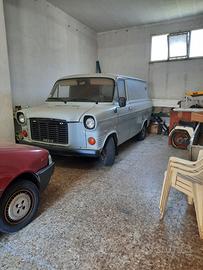 Ford Transit 1977 con scaffalatura