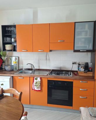 Cucina arancione lunghezza 372 cm