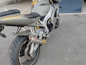 YAMAHA R1