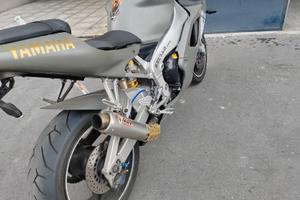 YAMAHA R1