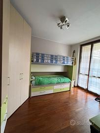 Cameretta con cabina armadio e letto castello