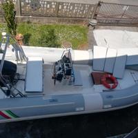 Gommone con motore e carrello stradale