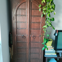 Armadio etnico in legno massello con mensole