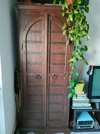 Armadio etnico in legno massello con mensole