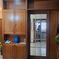 mobile in noce con porta scorrevole