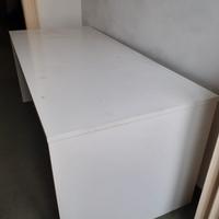 scrivania e librerie con ante