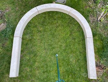 Arco in marmo bianco bocciardato h 250cm