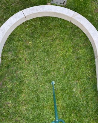 Arco in marmo bianco bocciardato h 250cm