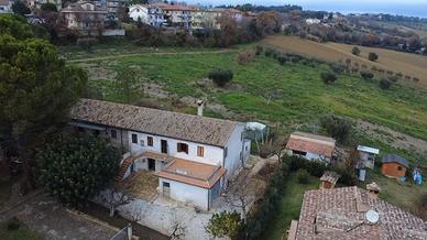 Casa con corte