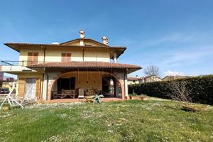 Casa indipendente di 450 m² con 4 locali e box aut