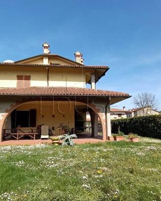 Casa indipendente di 450 m² con 4 locali e box aut