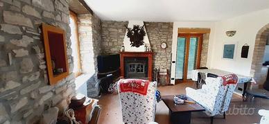 Rustico / Casale di 240 m² con più di 5 locali e b