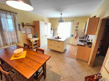 Cucina con isola completa di elettrodomestici
