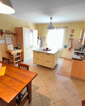 Cucina con isola completa di elettrodomestici