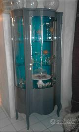 Elegante vetrina in legno e vetro con ripiani curv