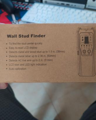 rilevatore di metalli e fili elettrici nel muro