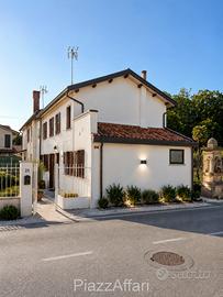 Casa accostata con scoperto di pertinenza