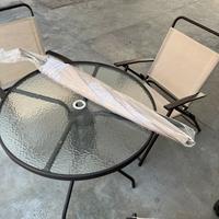 Tavolo da fiardino con 4 sedie ed ombrellone nuovi