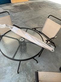 Tavolo da fiardino con 4 sedie ed ombrellone nuovi