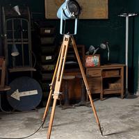 Faro industriale vintage su treppiede anni '60