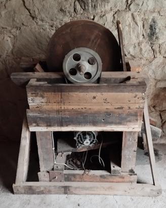 vecchia grossa mola in sasso