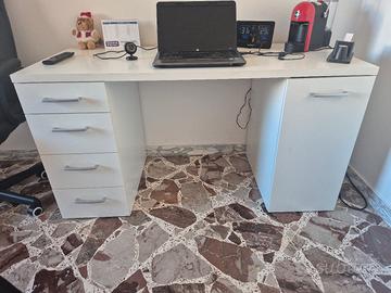 Scrivania con 4 cassetti e vano grande