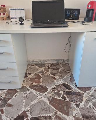 Scrivania con 4 cassetti e vano grande