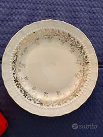 Piatto bianco di ceramica con stampe