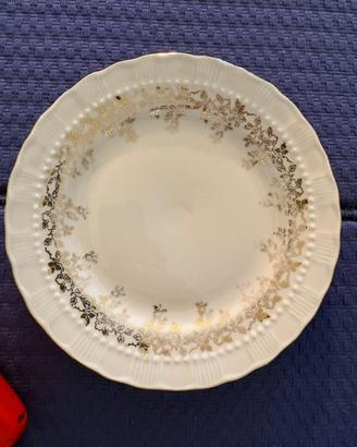 Piatto bianco di ceramica con stampe