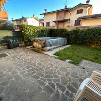 Appartamento con giardino box e posto auto