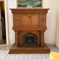 Mobile bar in legno intagliato con finto camino
